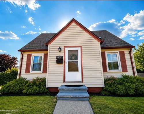28307 Essex St, Roseville, MI, 48066-2539 | Card Image