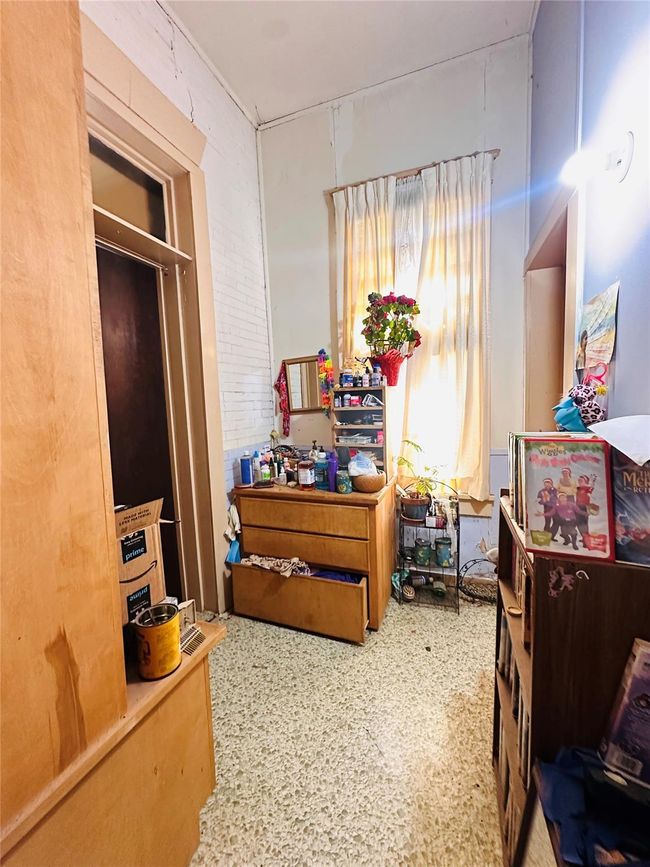 1002 Hopkins St, House other with 5 bedrooms, 3 bathrooms and 2 parking in Yoakum TX | Image 23