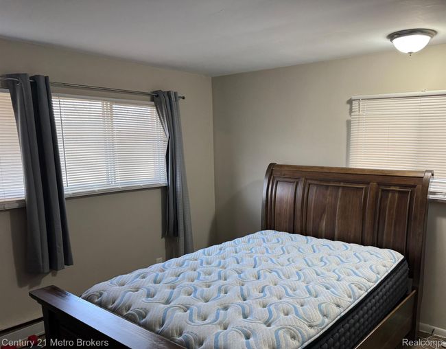 1095 Cora Dr, House other with 3 bedrooms, 2 bathrooms and null parking in Flint MI | Image 9