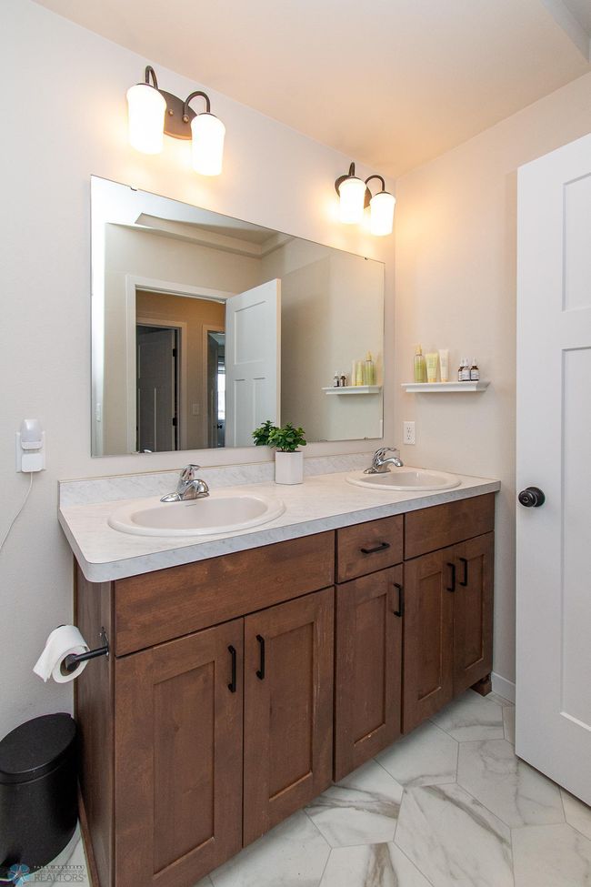 Hollywood Full Bath | Image 28