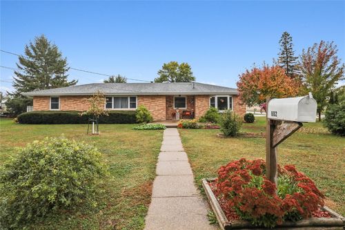 802 E 12th St, Vinton, IA, 52349-2247 | Card Image