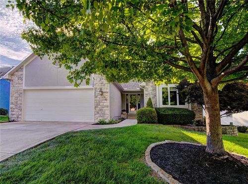 916 Sw Sara Cir, Lee's Summit, MO, 64081-3855 | Card Image