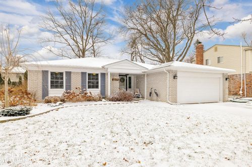 15073 Robinwood Dr, Plymouth, MI, 48170-2688 | Card Image