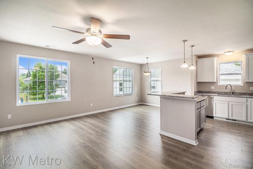 180 Whispering Pines Dr, Fenton, MI, 48430-5300 | Card Image