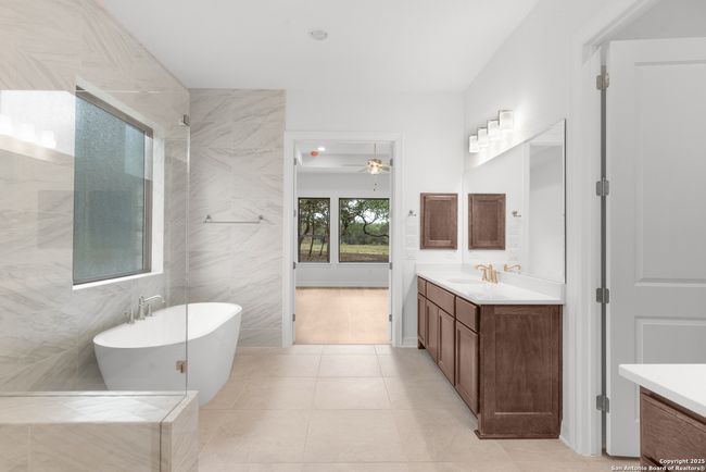 8166 Blue Oak, House other with 4 bedrooms, 5 bathrooms and null parking in Garden Ridge TX | Image 58
