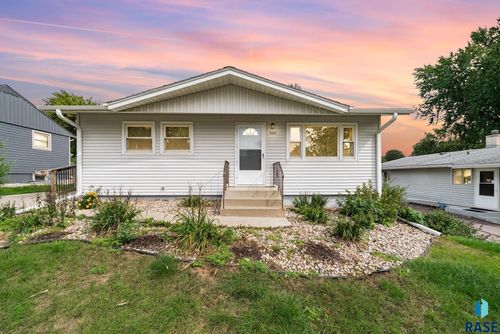 932 S Harrington Ave, Sioux Falls, SD, 57103-2830 | Card Image