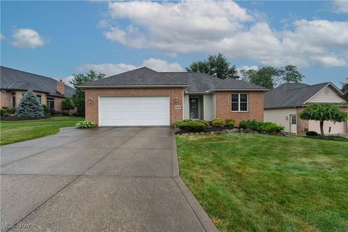 592 Sonora Dr, Barberton, OH, 44203-8679 | Card Image