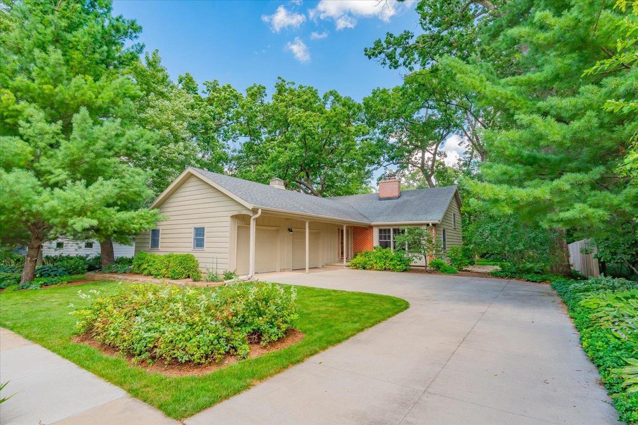 Mayflower Dr, Middleton, WI 53562