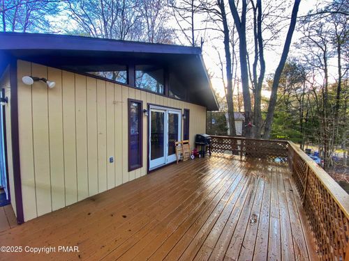8062 Red Squirrel Dr, Tobyhanna, PA, 18466-3405 | Card Image