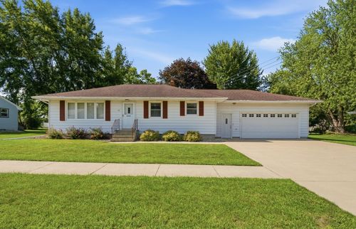 16 Minnesota Ave W, Minnesota Lake, MN, 56068-3137 | Card Image