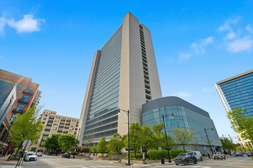 1010-500 Superior St, Chicago, IL, 60654-8137 | Card Image