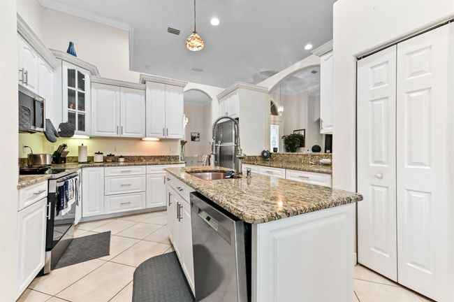 2450 Sw Summit St, House other with 3 bedrooms, 2 bathrooms and null parking in Port Saint Lucie FL | Image 15