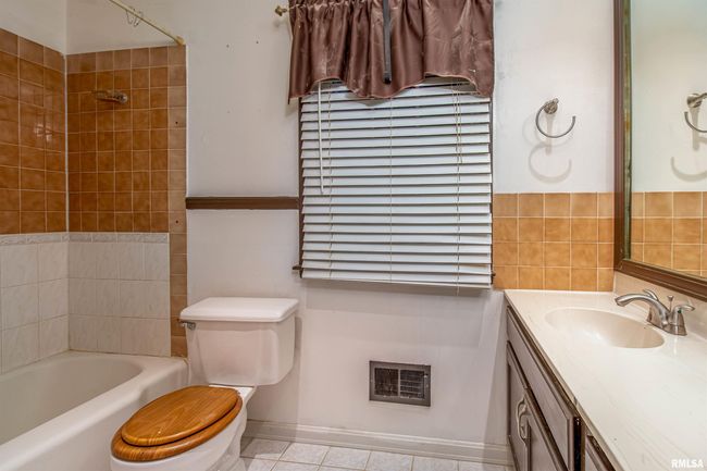 532 Meadowview Dr, House other with 4 bedrooms, 2 bathrooms and null parking in Clinton IA | Image 13