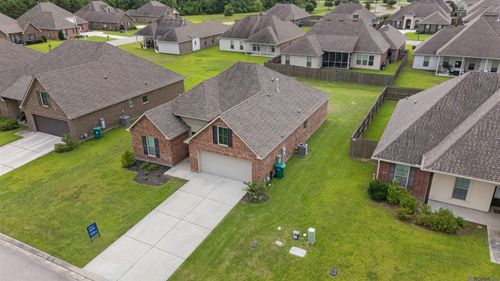 8900 Cresson Dr, Denham Springs, LA, 70726-5653 | Card Image