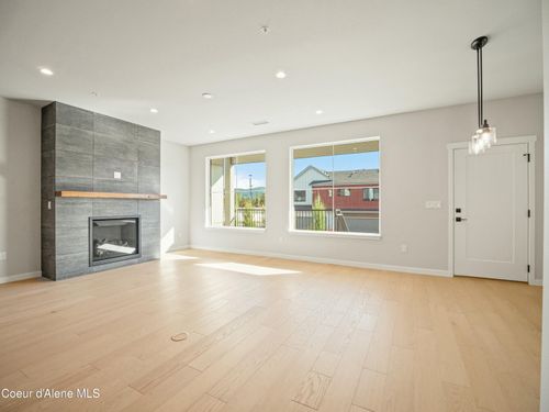 1033 E Railroad Ave, Post Falls, ID, 83854-8639 | Card Image