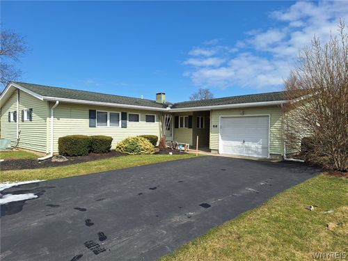 54 Steele Cir, Niagara Falls, NY, 14304-1112 | Card Image