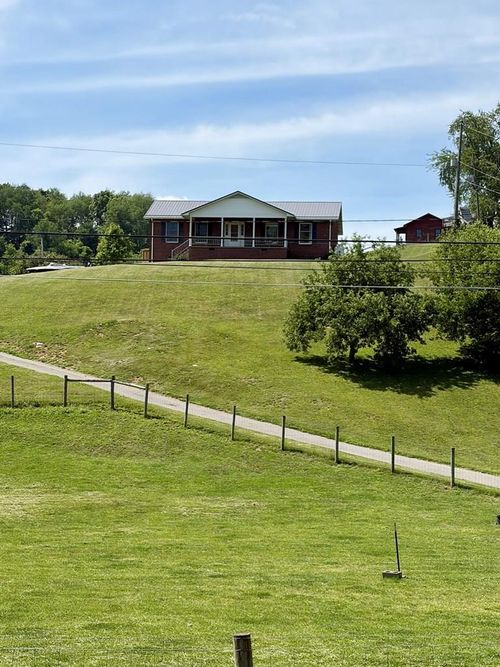 108 Meredith Ln, Tazewell, VA, 24651-9689 | Card Image
