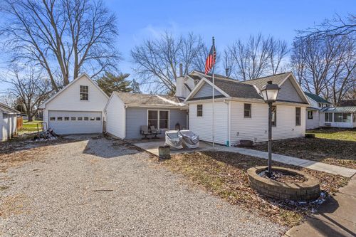 16 N Locust St, Pesotum, IL, 61863-9571 | Card Image