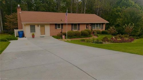 161 Ridgeview Dr, Mount Airy, NC, 27030-9299 | Card Image