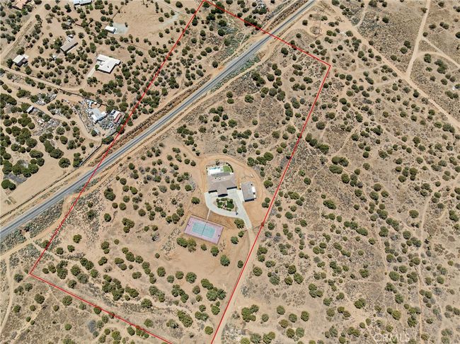 8650 Verbena Rd, House other with 4 bedrooms, 4 bathrooms and 7 parking in Oak Hills CA | Image 4