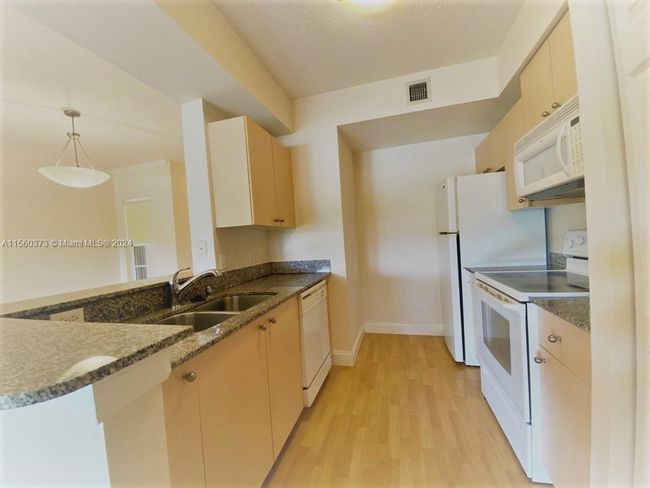 APT-102 - 2424 Centergate Dr, Condo with 1 bedrooms, 1 bathrooms and null parking in Miramar FL | Image 4