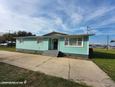 163 Beechers Point Drive, House other with 3 bedrooms, 2 bathrooms and null parking in Welaka FL | Image 2