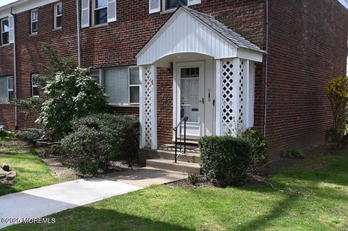16 Manor Dr, Red Bank, NJ, 07701-2470 | Card Image