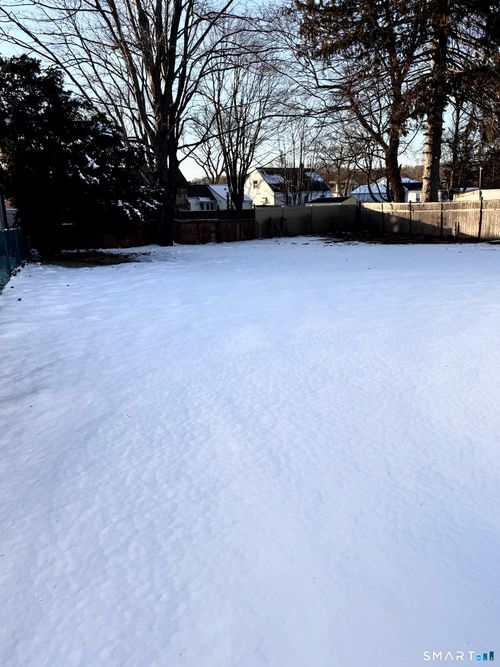 8 River Rd, East Haven, CT, 06512-1223 | Card Image