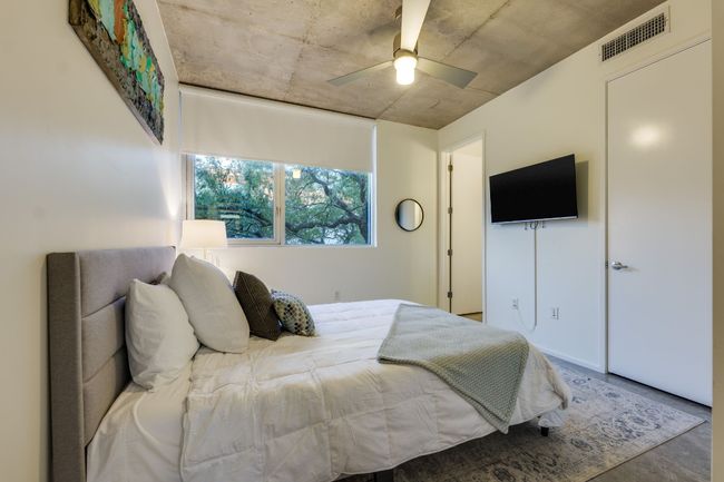 Bedroom with ceiling fan | Image 30