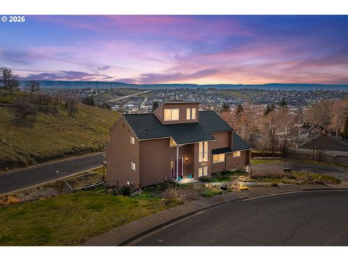 704 Nw 3rd Dr, Pendleton, OR, 97801-1411 | Card Image