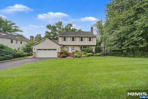 15 Pilgrim Ct, Tenafly, NJ, 07670-3132 | Card Image