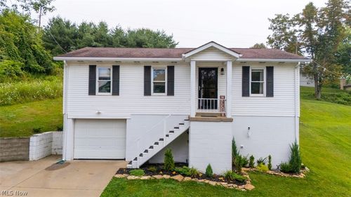 68462 Woodcroft Dr, Saint Clairsville, OH, 43950-9116 | Card Image