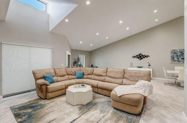 6778 Versailles Ct, Condo with 2 bedrooms, 3 bathrooms and null parking in Lake Worth FL | Image 11