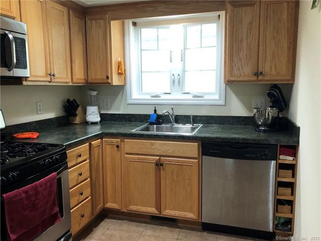 UNIT-17 - 330 Crystal Ave, Condo with 2 bedrooms, 3 bathrooms and 2 parking in New London CT | Image 4