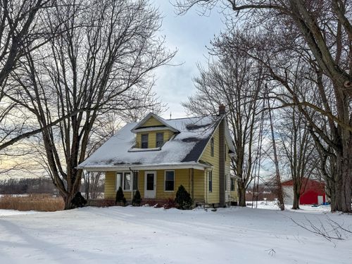 566 S Blue Creek Rd, Benton Harbor, MI, 49022-7647 | Card Image