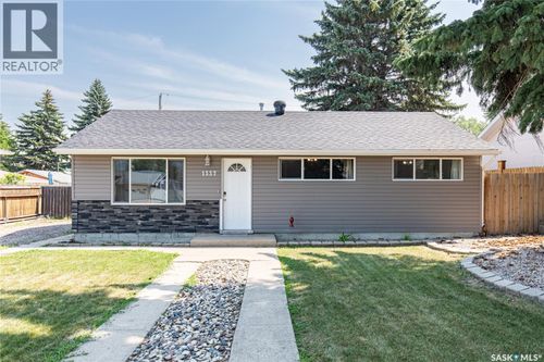 1337 7 Th Ave Nw, House with 3 bedrooms, 1 bathrooms and null parking in Moose Jaw SK | Card Image
