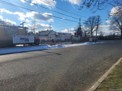 1699 5th Ave, Bay Shore, NY, 11706-3409 | Card Image