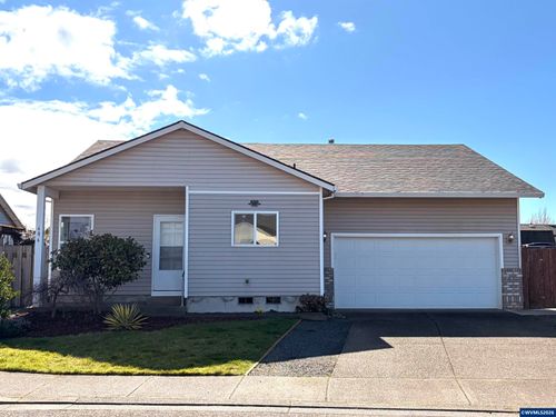 686 Columbia Dr, Molalla, OR, 97038-8819 | Card Image