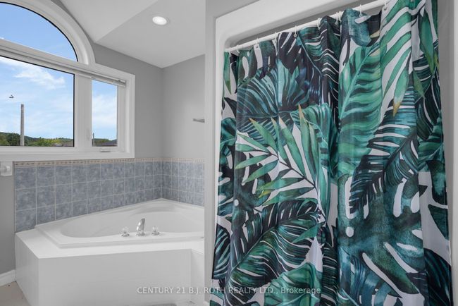 217 Pringle Dr, House other with 4 bedrooms, 4 bathrooms and 2 parking in Barrie ON | Image 16
