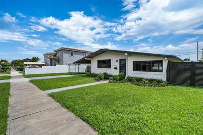 21201 Ne 25th Ct, House other with 3 bedrooms, 2 bathrooms and null parking in Miami FL | Image 3