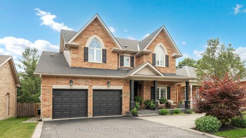 18 Village Green Lane, Uxbridge, ON, L9P0A1 | Card Image