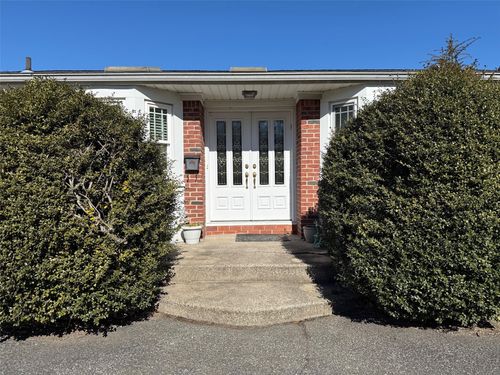 5 Sands Ln, Brookhaven, NY, 11719-9709 | Card Image