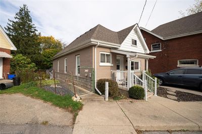 142 Cayuga St, House other with 2 bedrooms, 1 bathrooms and 1 parking in Brantford ON | Image 1