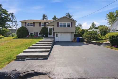 2 Quaker Rd, Westbrook, ME, 04092-4532 | Card Image