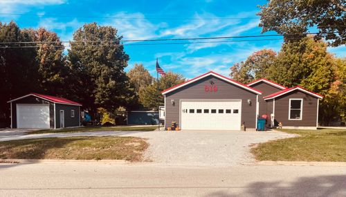 519 W Oak St, Fremont, MI, 49412-1450 | Card Image