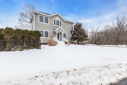 300 Fiddler Ln, Greenport, NY, 11944-2409 | Card Image