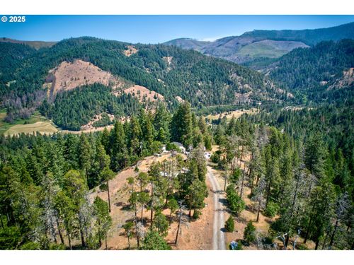 900 Old Cabin Dr, Glide, OR, 97443-9750 | Card Image
