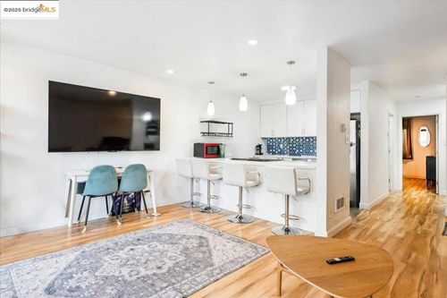 apt-130-5 Embarcadero W, Oakland, CA, 94607-4530 | Card Image