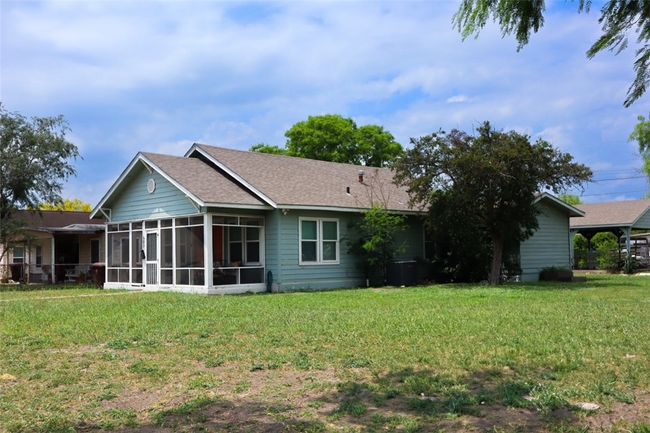 502 W B Ave, House other with 3 bedrooms, 2 bathrooms and 4 parking in Kingsville TX | Image 16