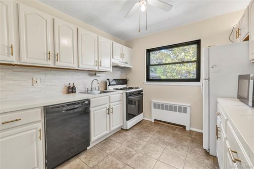 224b2-21974 75th Ave, Oakland Gardens, NY, 11364-3044 | Card Image